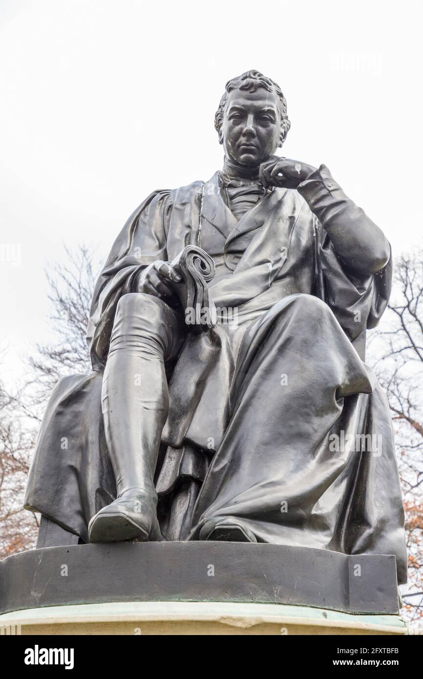 Statua di Edward Jenner che per la prima volta ha usato un vaccino per prevenire il vaiolo, Kensington, Londra, Inghilterra, Regno Unito Foto Stock