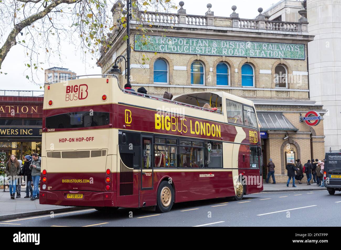 Sali e scendi dal Big Bus alla stazione di Gloucester Road, Londra, Inghilterra, Regno Unito Foto Stock