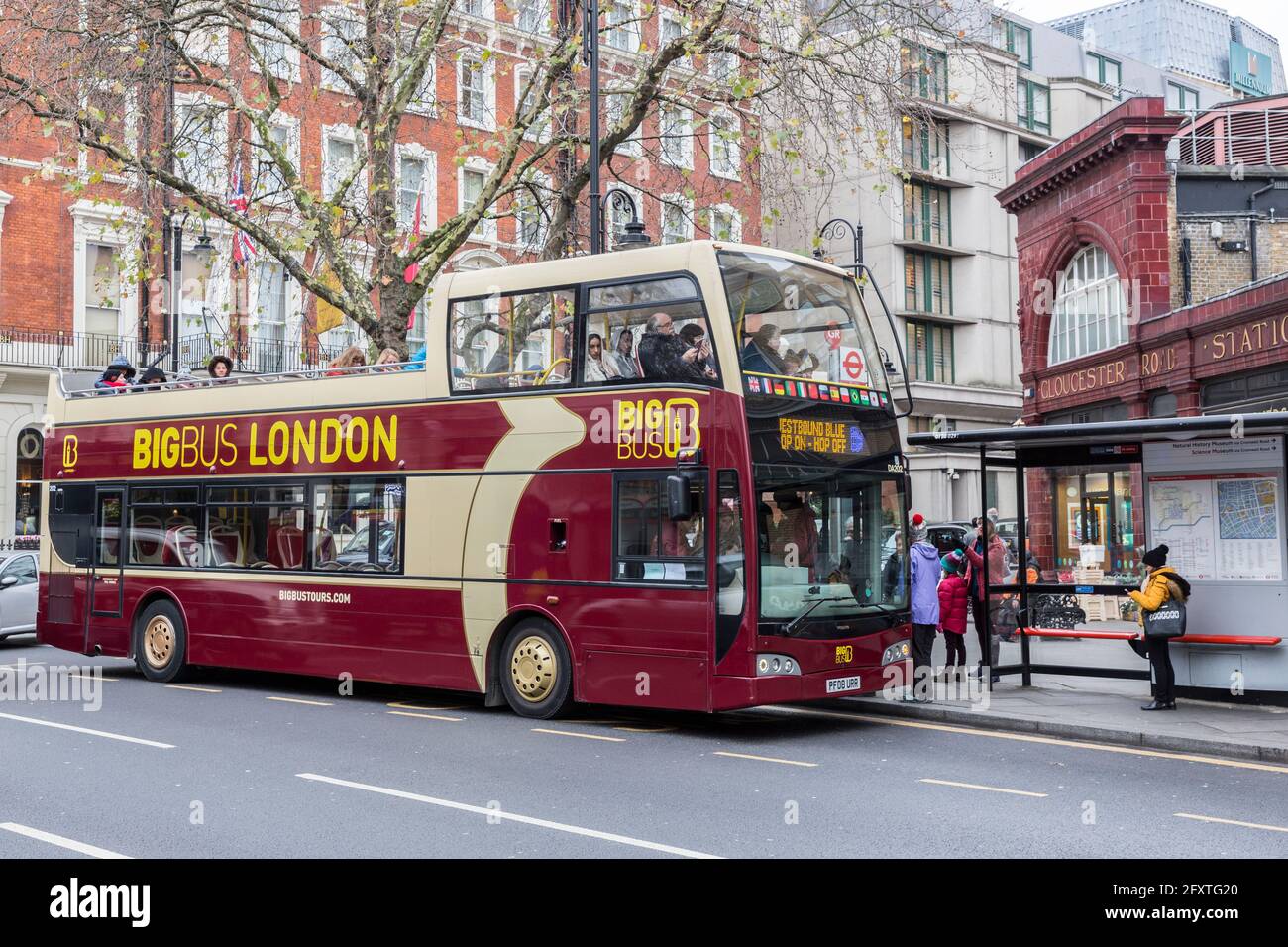 Sali e scendi dal Big Bus alla stazione di Gloucester Road, Londra, Inghilterra, Regno Unito Foto Stock