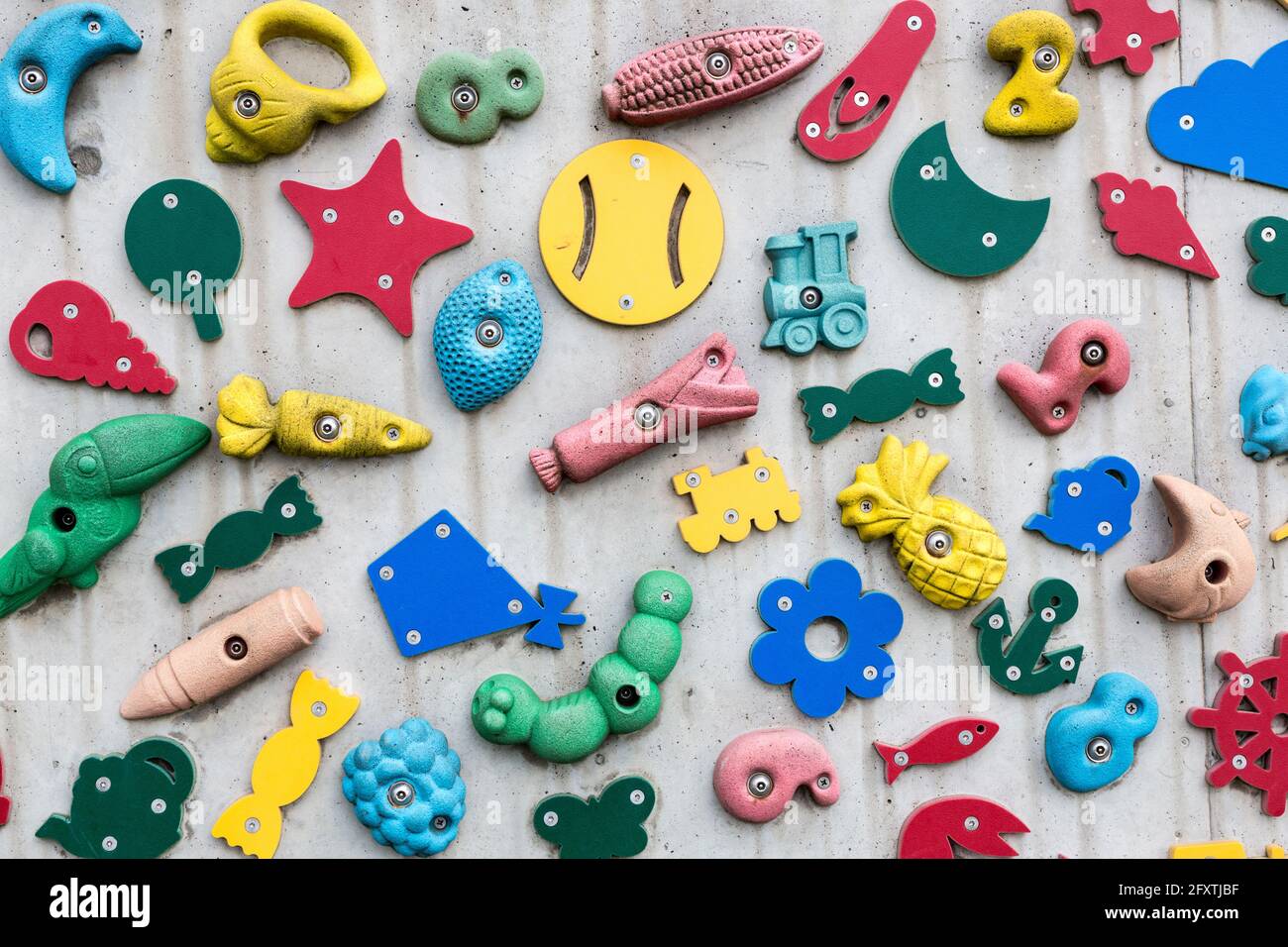 Forme colorate sulla parete del mare per arrampicarsi su, Barry Island, Galles, Regno Unito Foto Stock