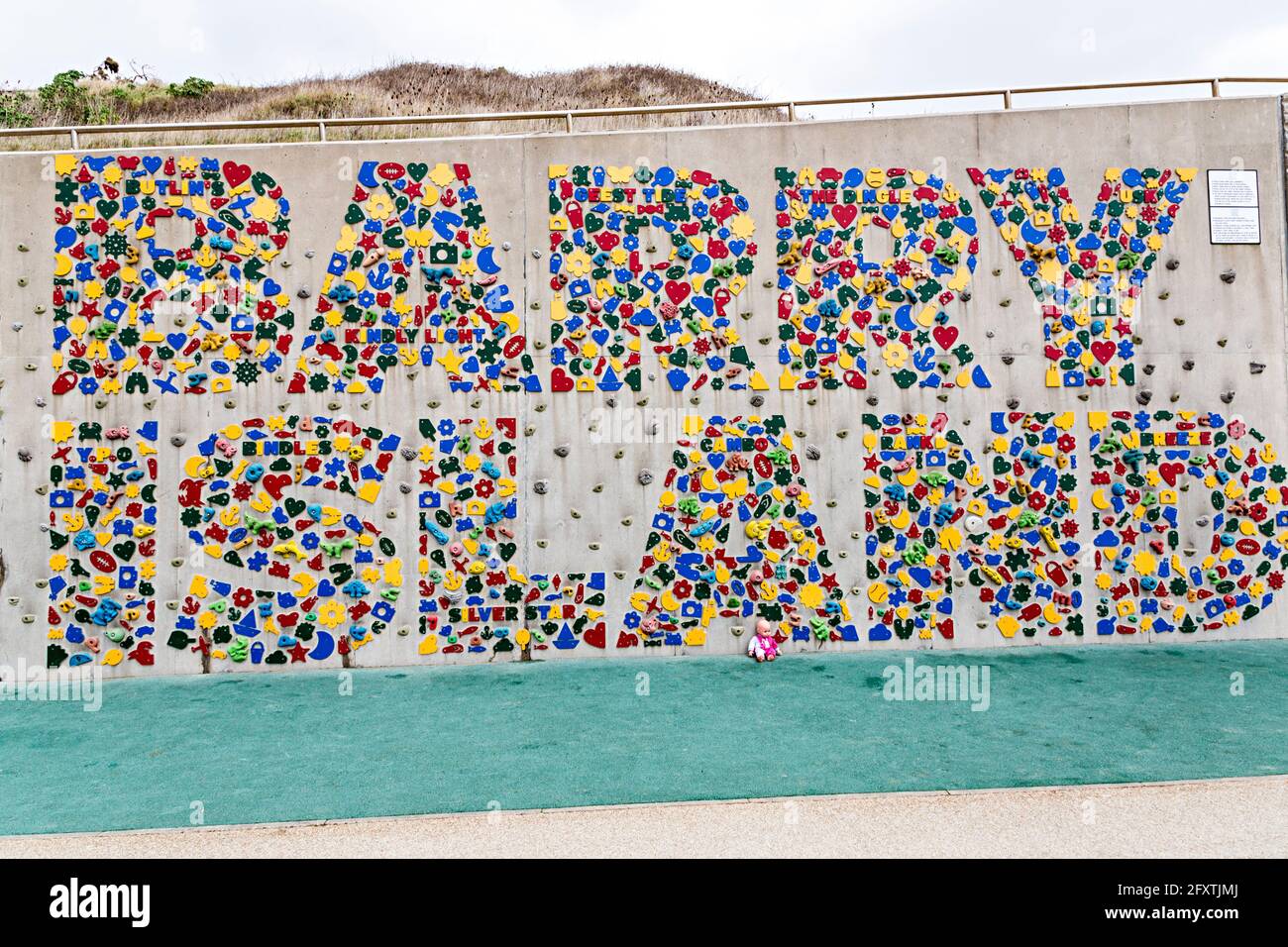 Forme colorate sulla parete del mare per arrampicarsi su, Barry Island, Galles, Regno Unito Foto Stock