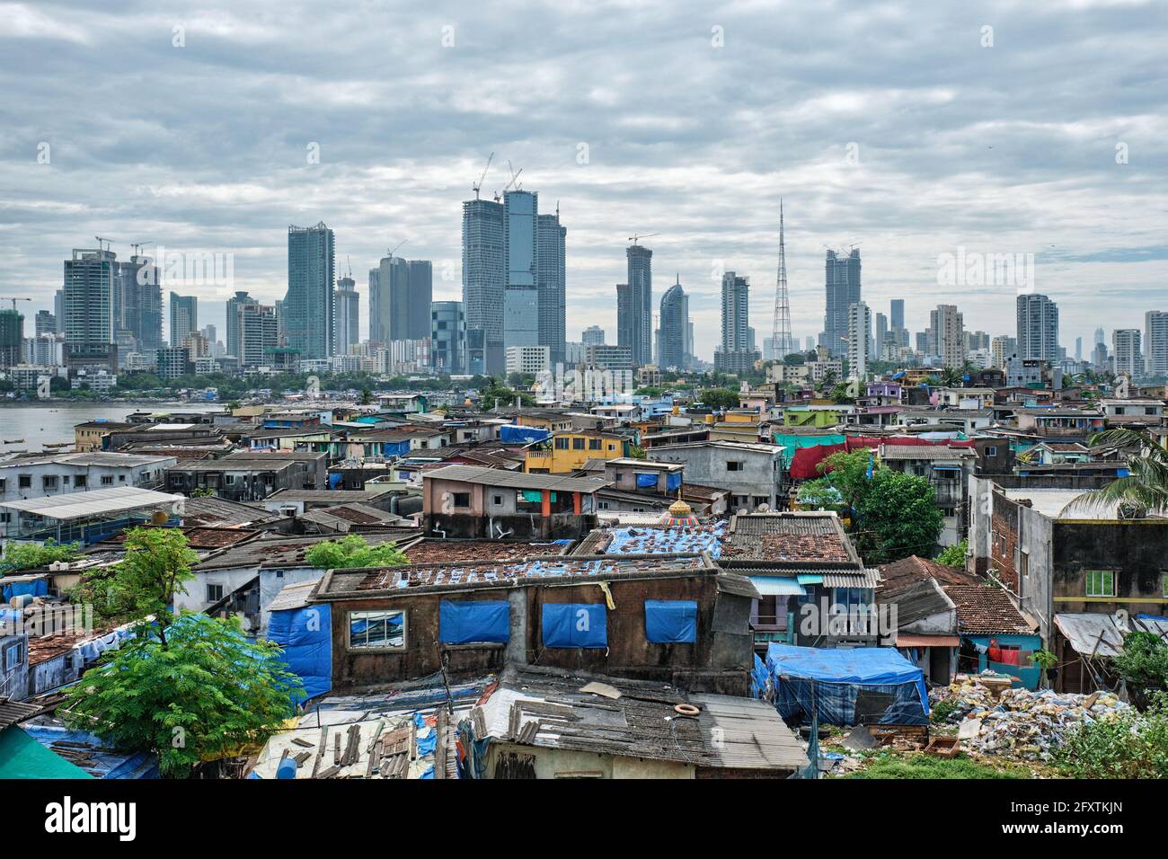 Vista dello skyline di Mumbai sulle baraccopoli nel sobborgo di Bandra Foto Stock