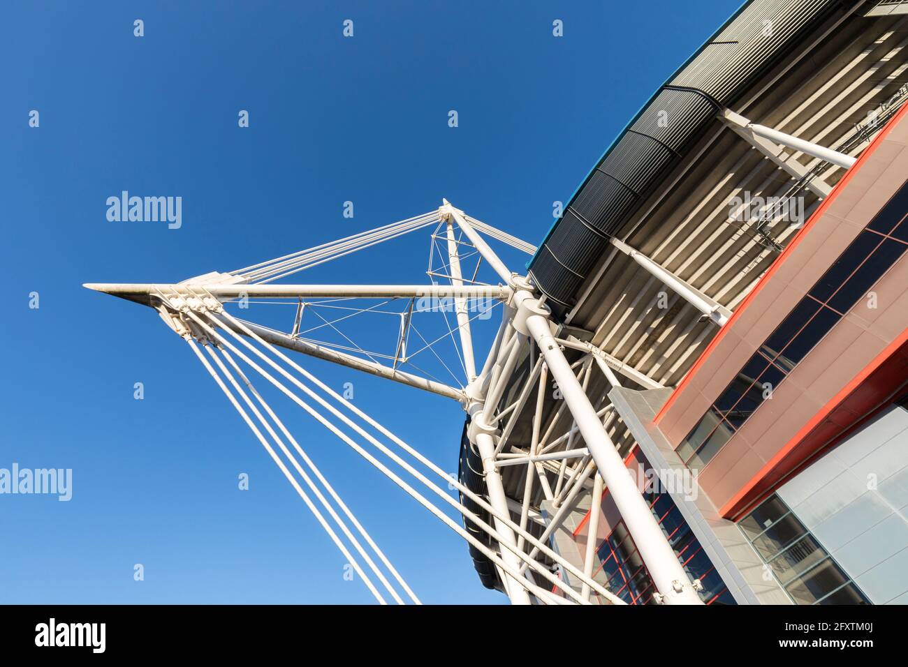 Il cavo della struttura di supporto resiste a sollecitazioni e sollecitazioni, Millennium Stadium, Cardiff, Galles, Regno Unito Foto Stock