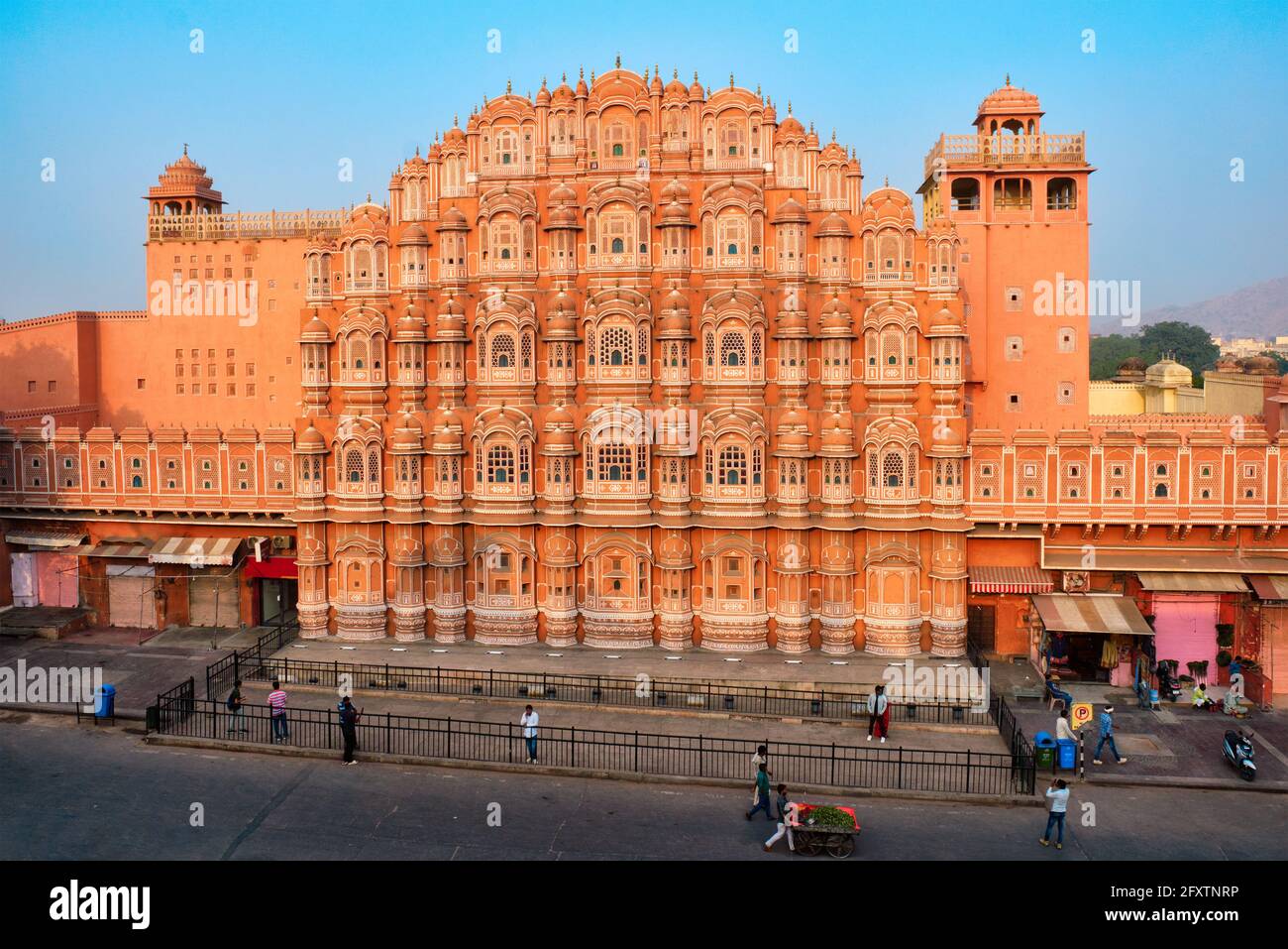 Famoso storico landmak rosa Hawa Mahal Palazzo dei Venti con persone e trasporto. Jaipur, Rajasthan, India Foto Stock