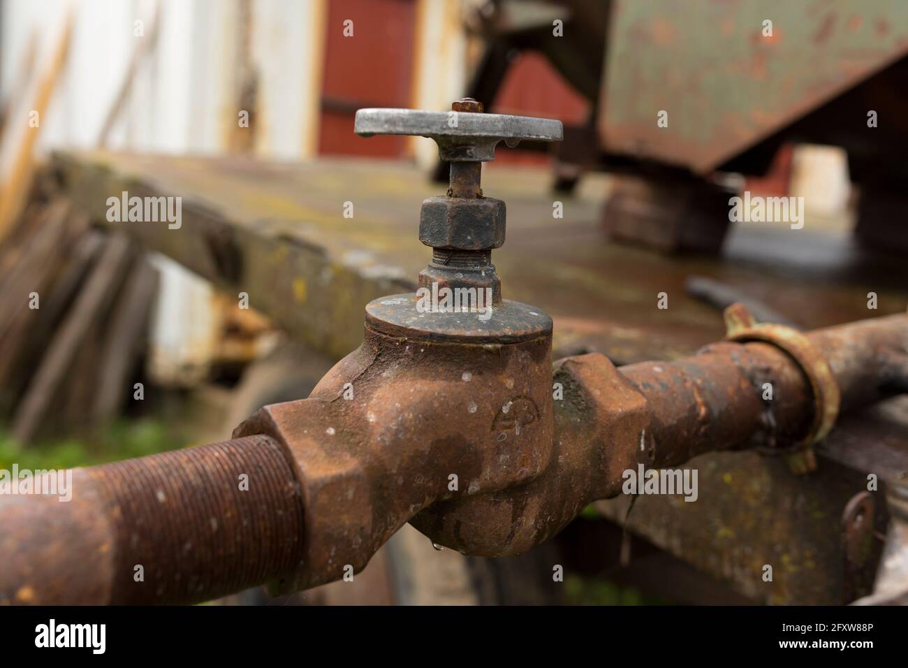 rubinetto dell'acqua e tubi dell'acqua arrugginiti, fonti di acqua per i campi degli agricoltori Foto Stock