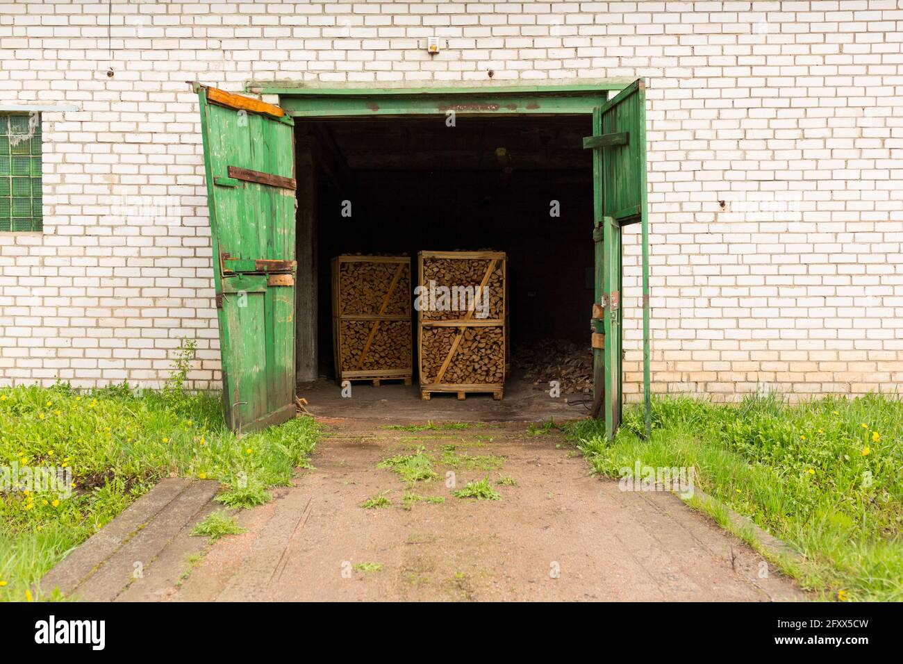 Particolare di tavole di legno. Pallets di legno. Legno. Legname. Una pila di nuove tavole di legno nel magazzino di legname industry.Warehouse in un villaggio in una fattoria. Foto Stock
