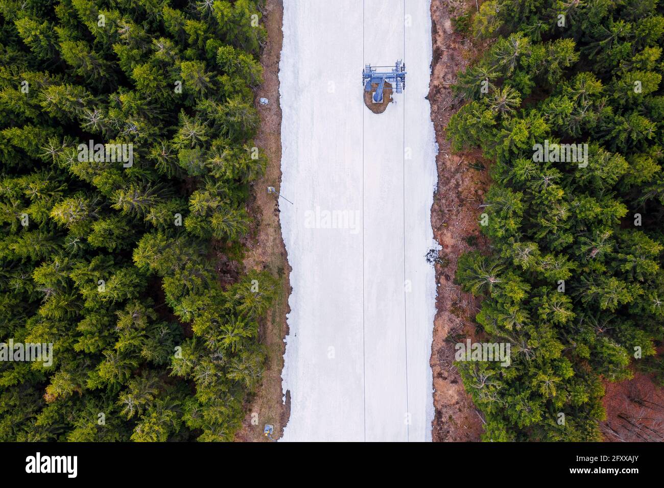 una pista da sci innevata artificialmente in una foresta dall'alto Foto Stock