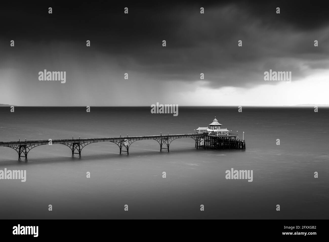 Molo di Clevedon alla foce del fiume Severn, Somerset del Nord, Inghilterra. Foto Stock