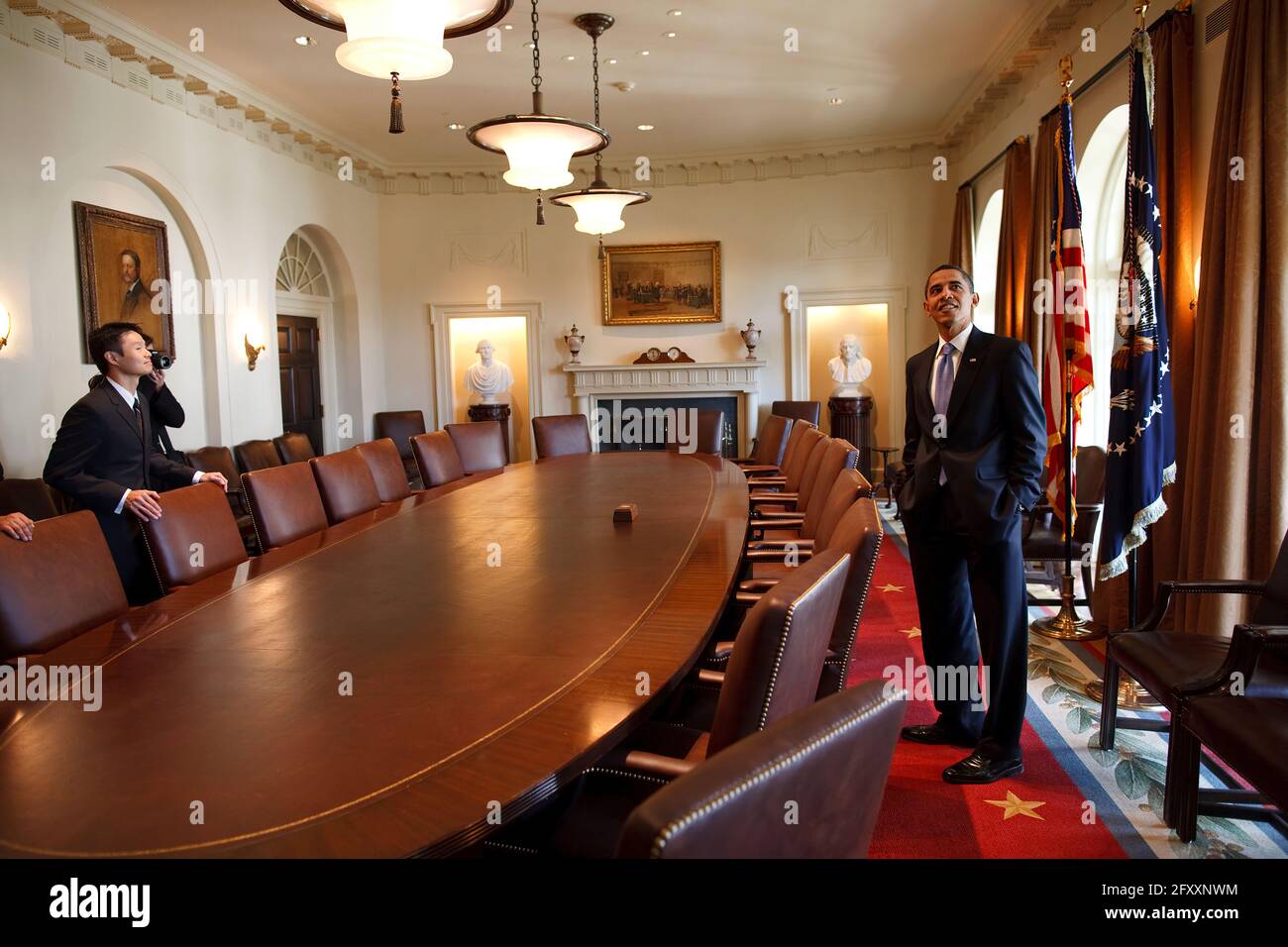 Il presidente Barack Obama effettua indagini sulla stanza del gabinetto con i membri della famiglia Durante il suo primo giorno in visita alla Casa Bianca office.1/21/09 Foto ufficiale della Casa Bianca di Pete Souza Foto Stock