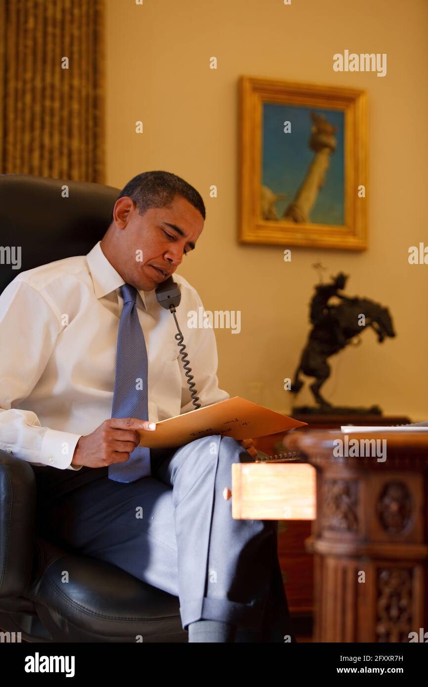 Il presidente Barack Obama legge la lettera lasciata nel Resolute Desk dell'Ufficio ovale per lui il giorno precedente, dall'ex presidente George W. Bush. La lettera del presidente precedente al presidente entrante è diventata una tradizione della Casa Bianca. 1/21/09Foto ufficiale della Casa Bianca di Pete Souza Foto Stock