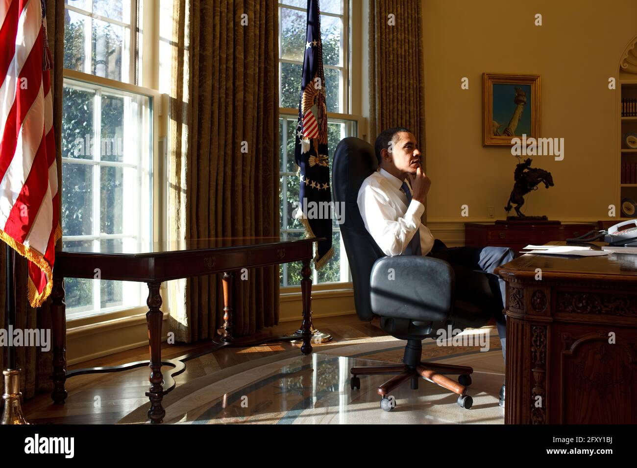 Il presidente Barack Obama nell'ufficio ovale sulla sua prima Giorno in ufficio 1/21/09.Official White House Photo by Pete Souza Foto Stock