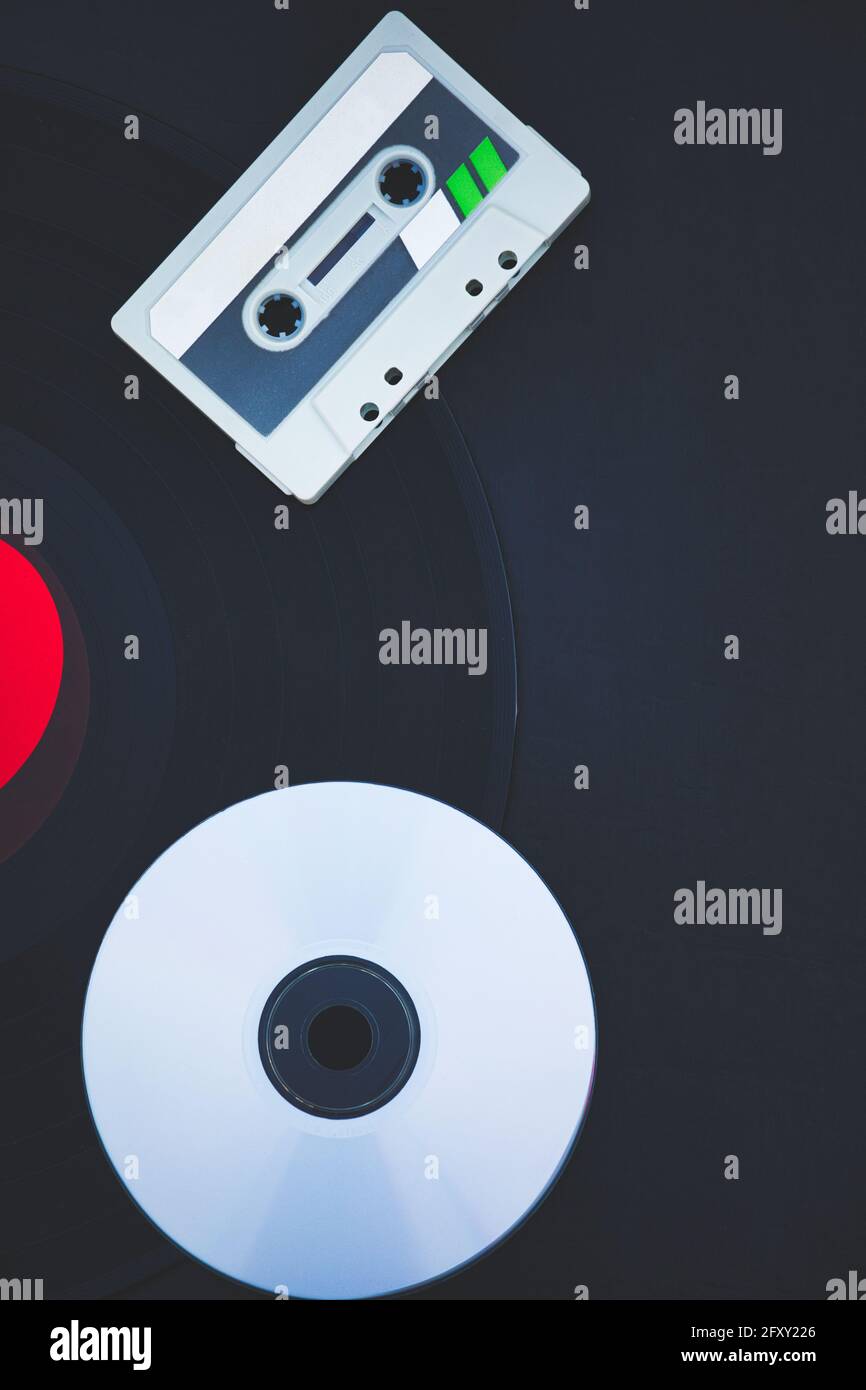Dispositivi di memorizzazione della musica nel corso dei decenni, vinile, cassetta e compact disc. Concetto di Foto Stock