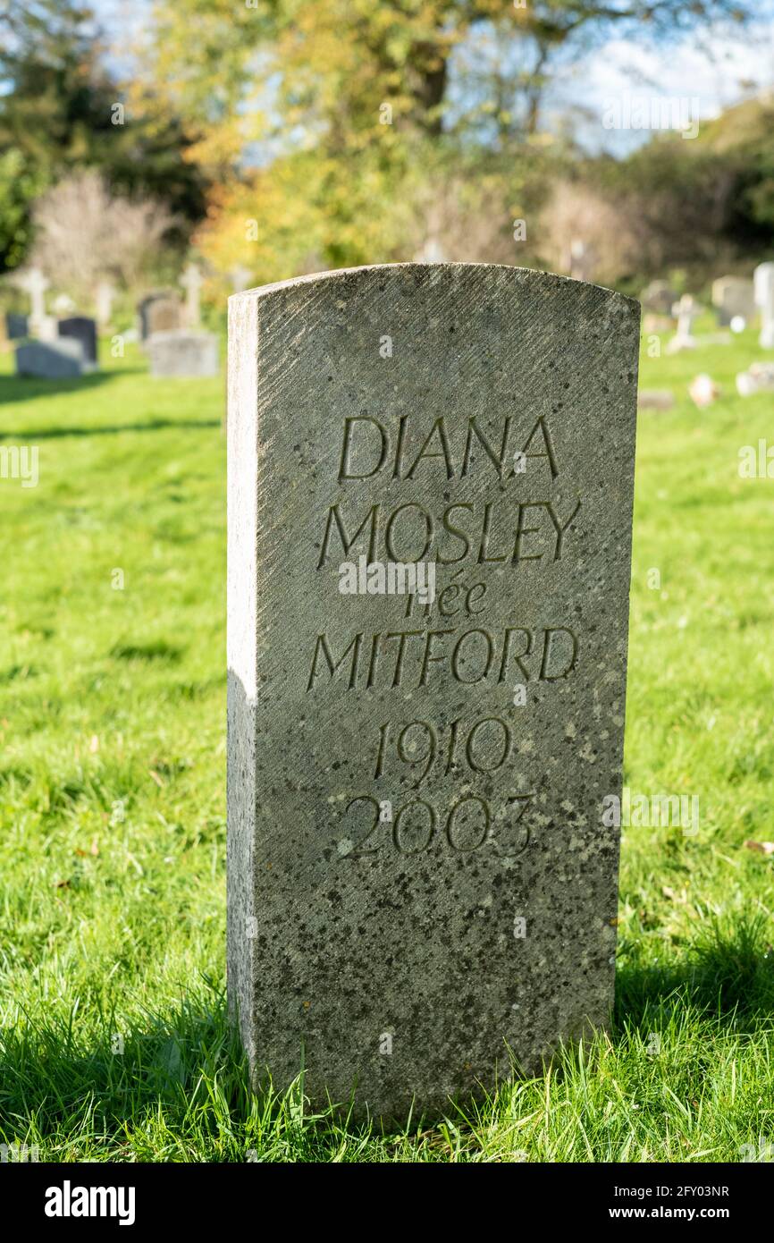 Lapidi di tombe della famosa famiglia Mitford - Diana Mosley (nee Mitford) Moglie di Sir Oswald Mosley madre di Max Mosley in Cantiere Swinbrook Foto Stock