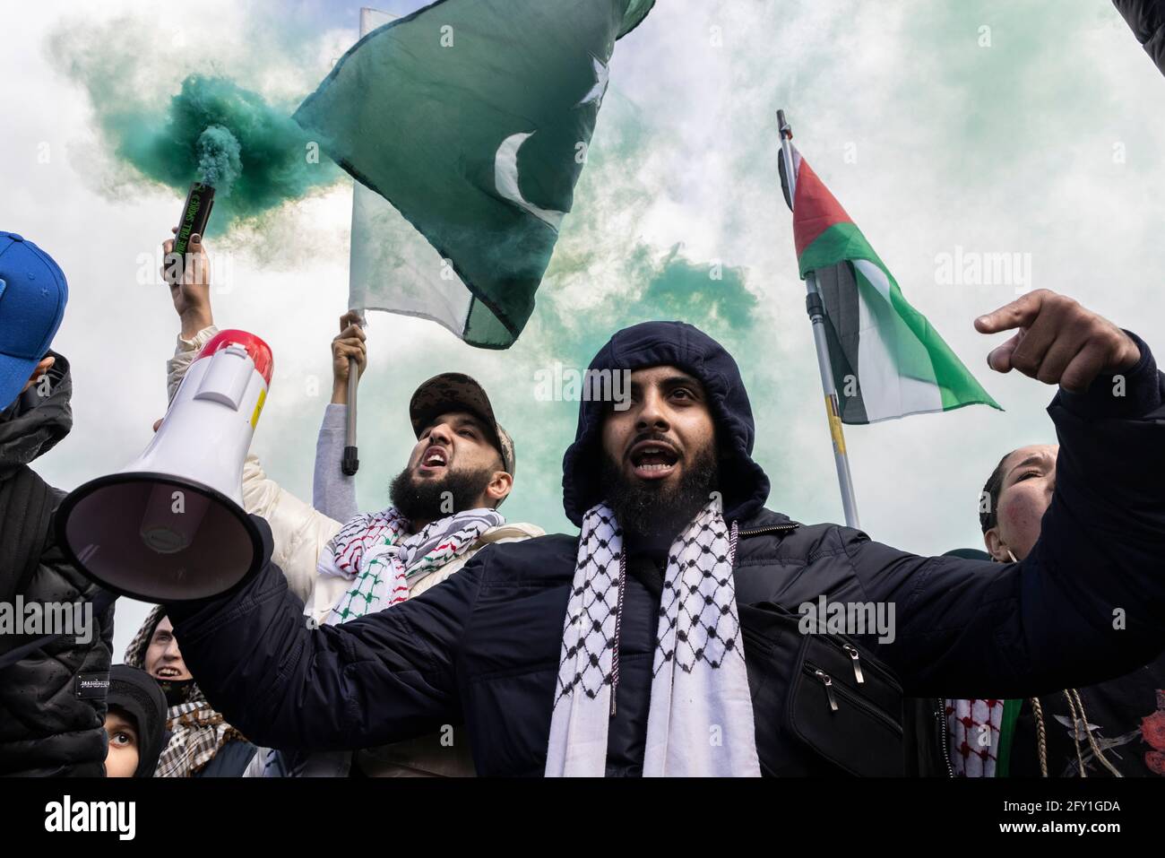 Protesto con un megafono circondato da fumo, protesta contro la Palestina libera, Hyde ParkLondon, 22 maggio 2021 Foto Stock