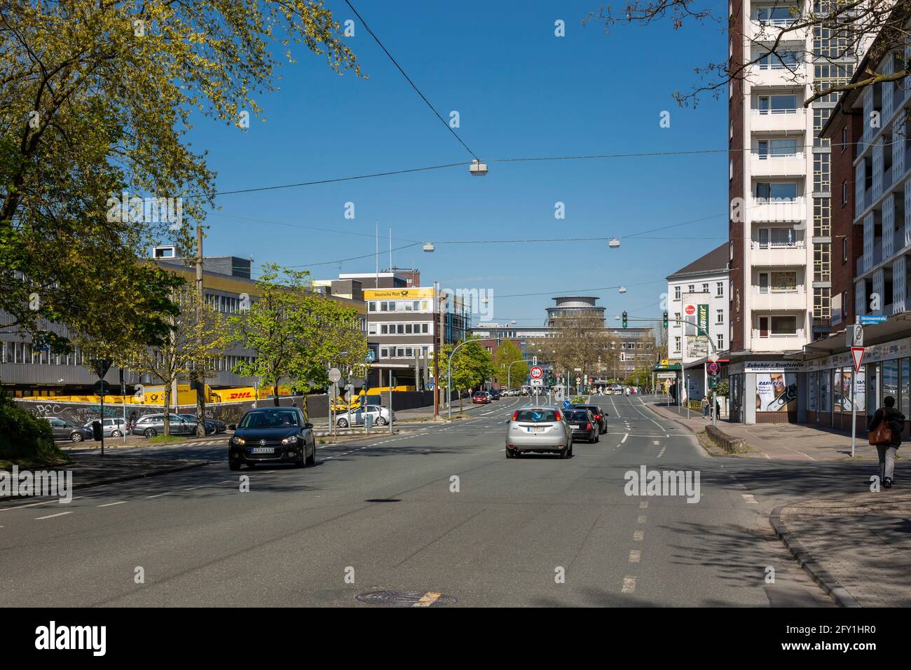 Germania, Oberhausen, Alt-Oberhausen, zona della Ruhr, basso Reno, Renania, Renania Settentrionale-Vestfalia, NRW, vista lungo la Friedrich Karl Strasse verso la posta tedesca e la stazione centrale e anche per il Tribunale del lavoro Oberhausen, auto sulla strada principale Foto Stock