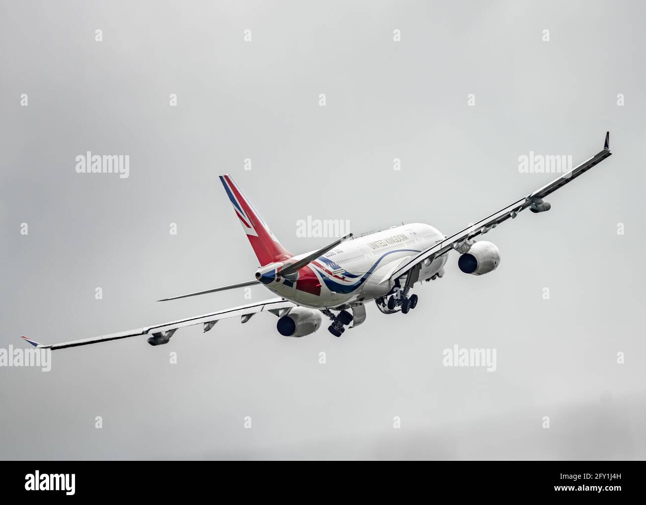 Il primo ministro livrea del Regno Unito Boris Johnson UK VIP Corporate schema colore aereo jet decollo raggiungere per Sky Royal Air Force Voyager Foto Stock