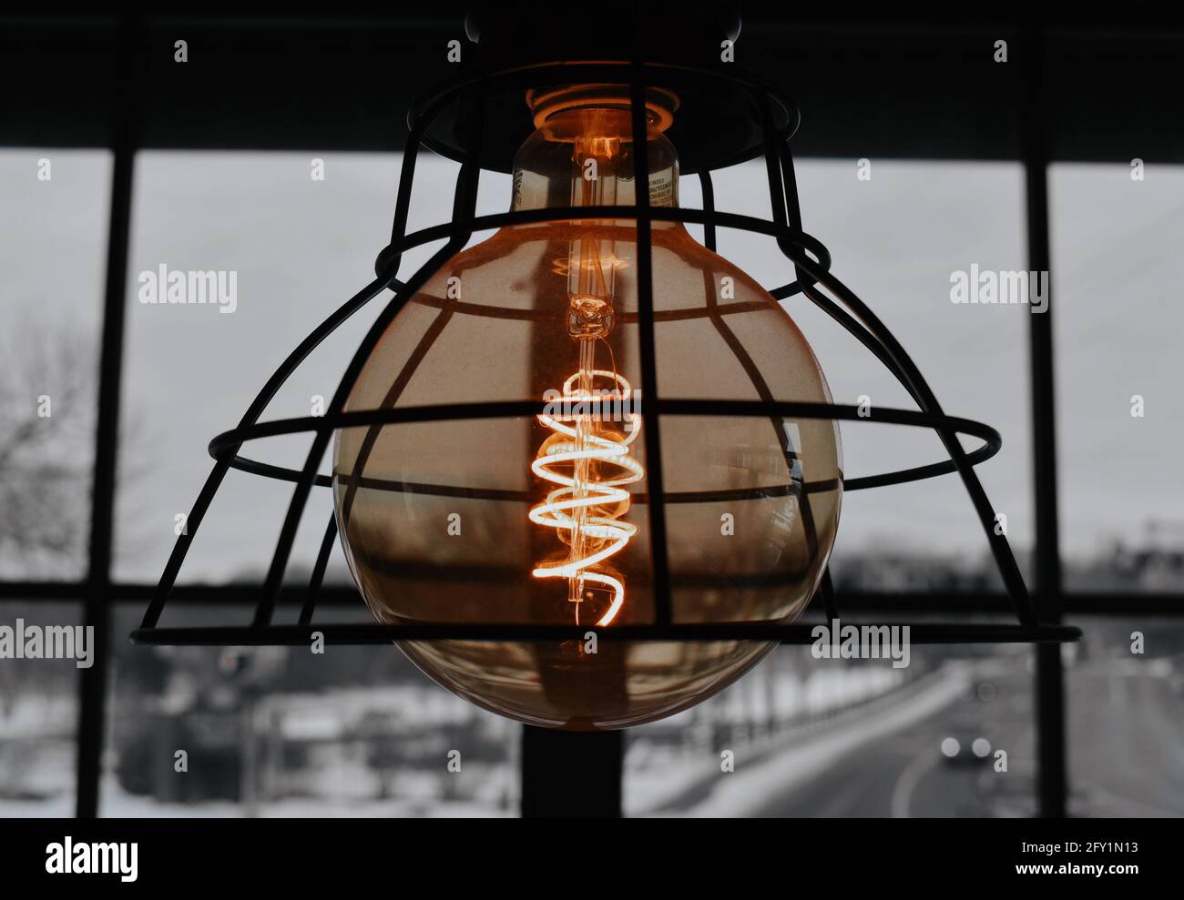 Lampadina vintage davanti al finestrino Foto Stock