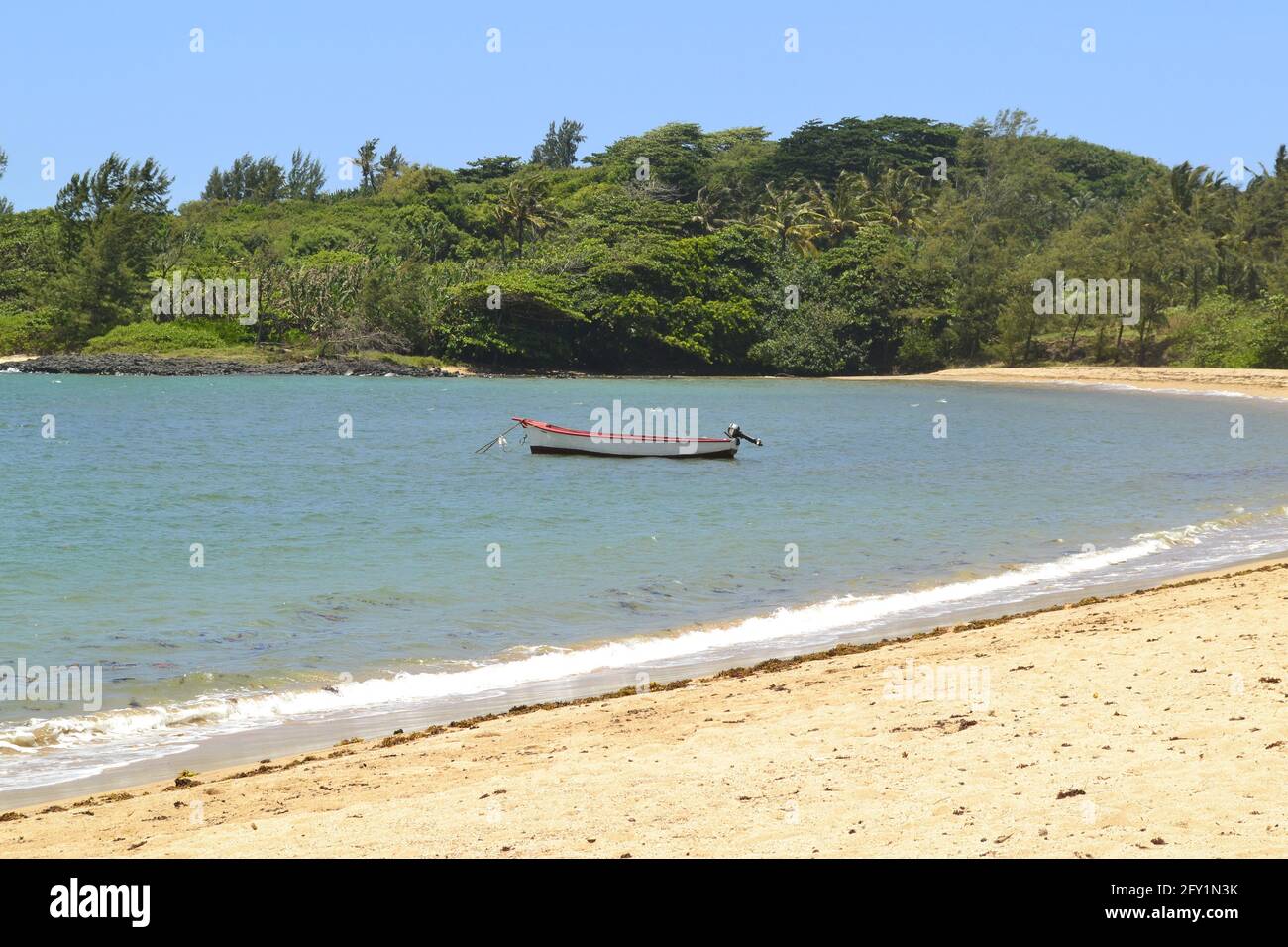 Bella e tranquilla spiaggia di sabbia bianca nel sud del paradiso isola di Mauritius, Oceano Indiano Foto Stock