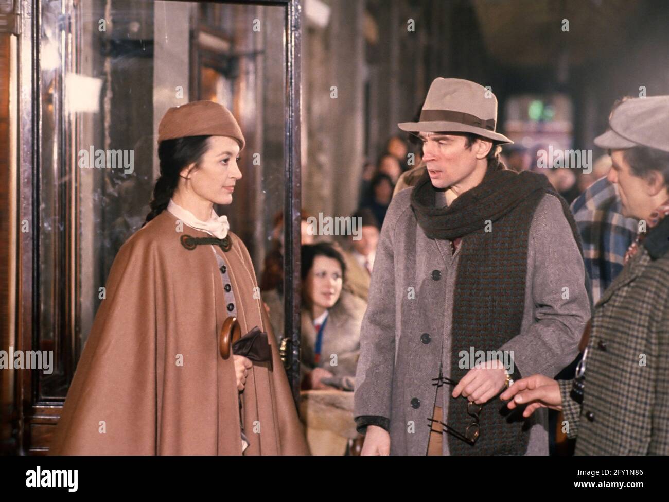 I ballerini Carla Fracci e Rudolf Nureyev girano una scena cinematografica in Piazza San Marco a Venezia durante il carnevale di febbraio 1985 Foto Stock