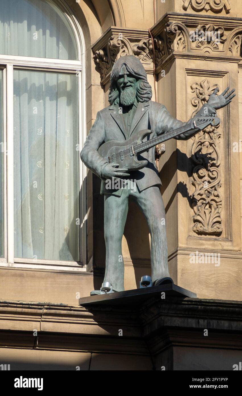 Lo statuto di George Harrison sull'Hard Days Night Hotel in Liverpool Foto Stock