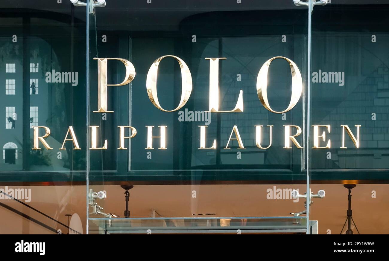 Cartello Polo Ralph Lauren sopra l'ingresso al negozio di abbigliamento del designer Su Peter's Lane a Liverpool One Foto Stock