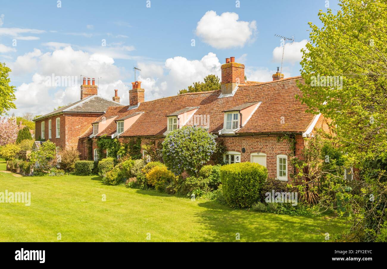 Fila di attraenti, vecchi, cottage tradizionali del villaggio inglese in una giornata di sole. Orford, Suffolk. REGNO UNITO Foto Stock