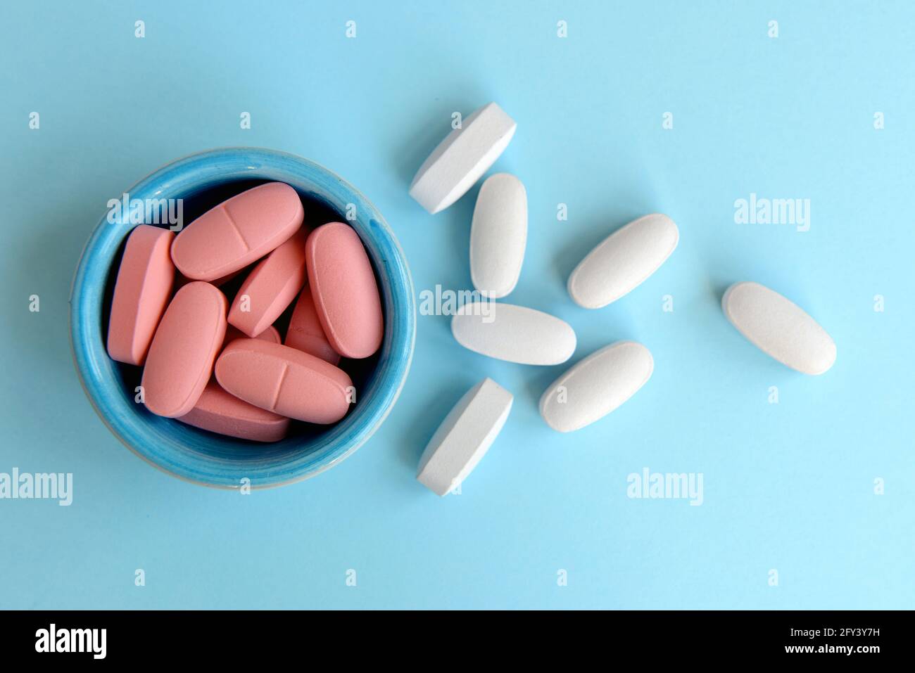 Concetto medico / sanitario: Alcune capsule mediche colorate Foto Stock