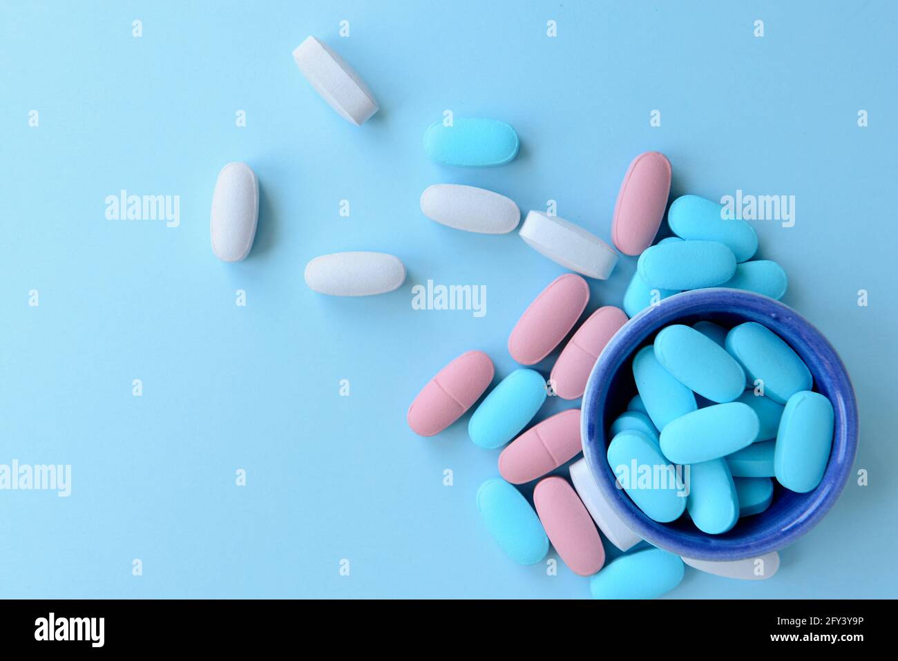Concetto medico / sanitario: Alcune capsule mediche colorate Foto Stock