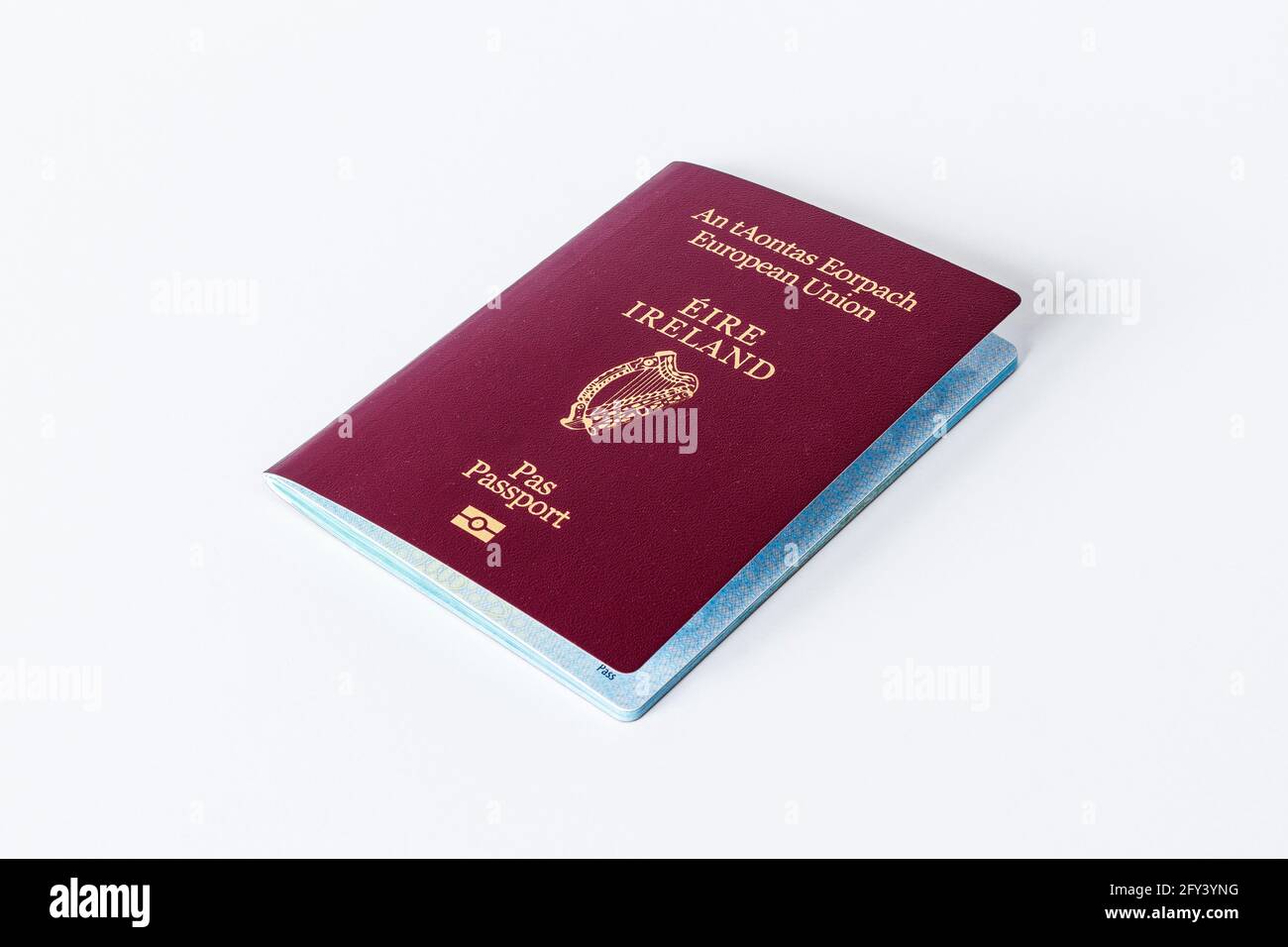 Passaporto irlandese dell'UE isolato su sfondo bianco Foto Stock