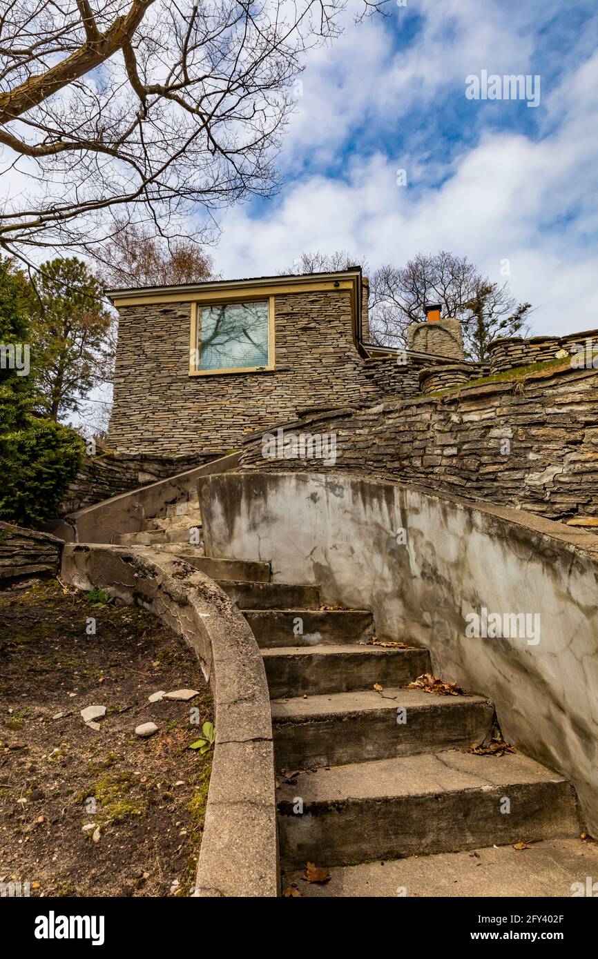 306 Park Avenue, originalmente la seconda residenza personale di Earl Young, architetto delle case dei funghi nel 20 ° secolo, Charlevoix, Michigan, USA Foto Stock