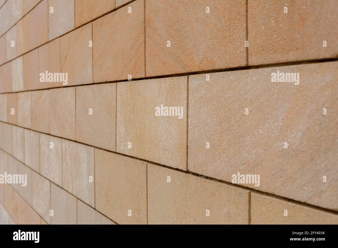 Moderna facciata in pietra arenaria rivestita. Piastrelle murali marroni imitando muratura. Moderno materiale di finitura. Efficace sistema di rivestimento delle pareti Foto Stock