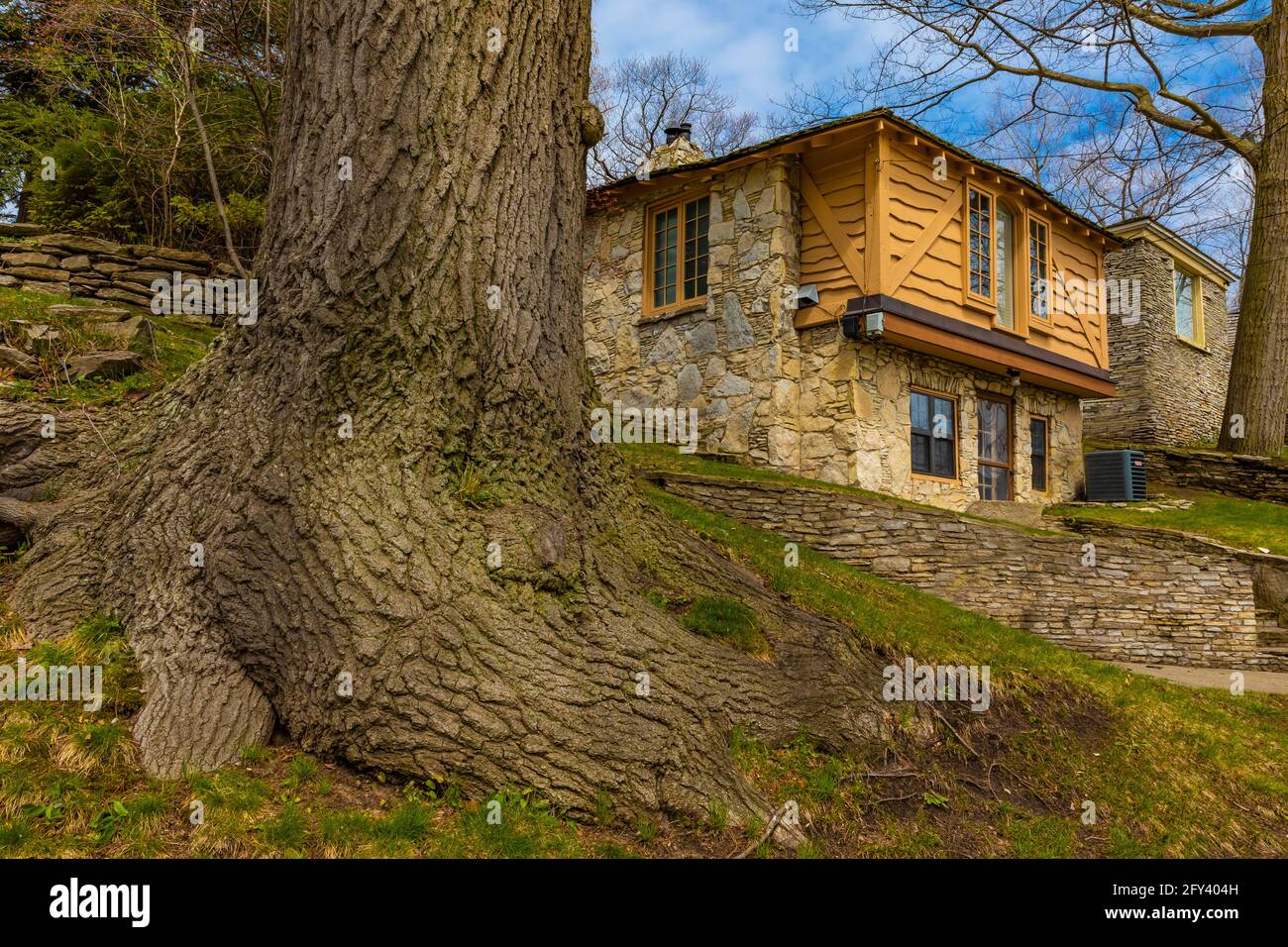 306 Park Avenue, originalmente la seconda residenza personale di Earl Young, architetto delle case dei funghi nel 20 ° secolo, Charlevoix, Michigan, USA Foto Stock