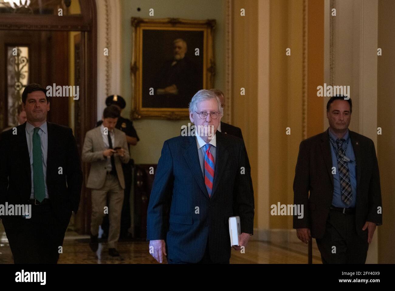 Washington, Stati Uniti d'America. 27 maggio 2021. Mitch McConnell (Repubblicano del Kentucky), leader delle minoranze del Senato degli Stati Uniti, si reca dalla camera del Senato mentre il Senato si riunisce presso il Campidoglio degli Stati Uniti a Washington, DC, giovedì 27 maggio 2021. Credit: Rod Lamkey/CNP/Sipa USA Credit: Sipa USA/Alamy Live News Foto Stock