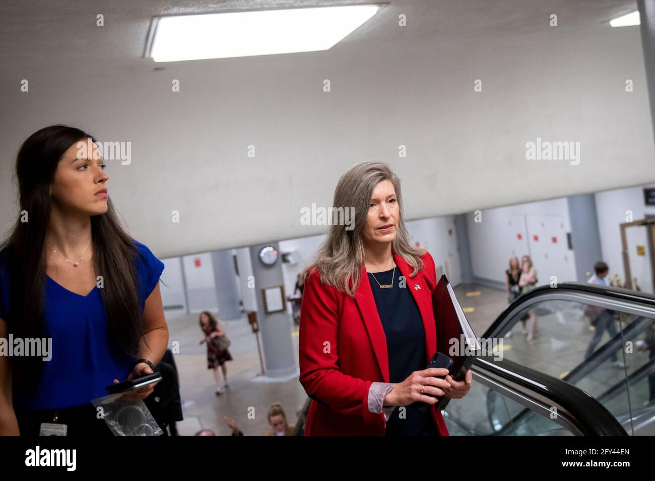 Washington, Stati Uniti d'America. 27 maggio 2021. Il senatore degli Stati Uniti Joni Ernst (repubblicano dell'Iowa) attraversa la metropolitana del Senato, durante un voto al Campidoglio degli Stati Uniti a Washington, DC, giovedì 27 maggio 2021. Credit: Rod Lamkey/CNP/Sipa USA Credit: Sipa USA/Alamy Live News Foto Stock