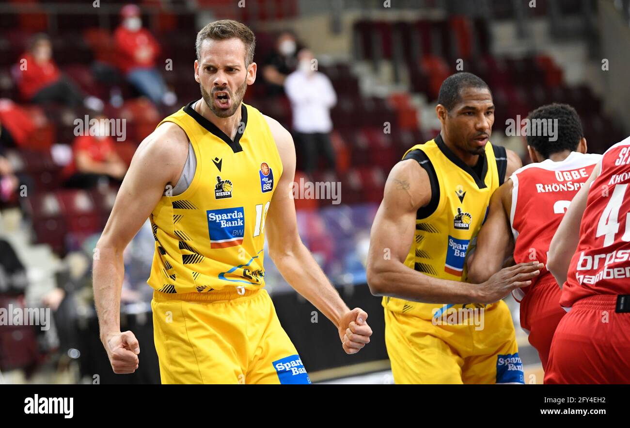 Ludwigsburg, Germania. 27 maggio 2021. Basket: Bundesliga, MHP Riesen Ludwigsburg - Brose Bamberg, Championship Round, Quarterfinals, Matchday 5: Jonas Wohlfarth-Bottermann di Ludwigsburg (L) celebra un successo nel lancio del basket. Credit: Thomas Kienzle/dpa/Alamy Live News Foto Stock