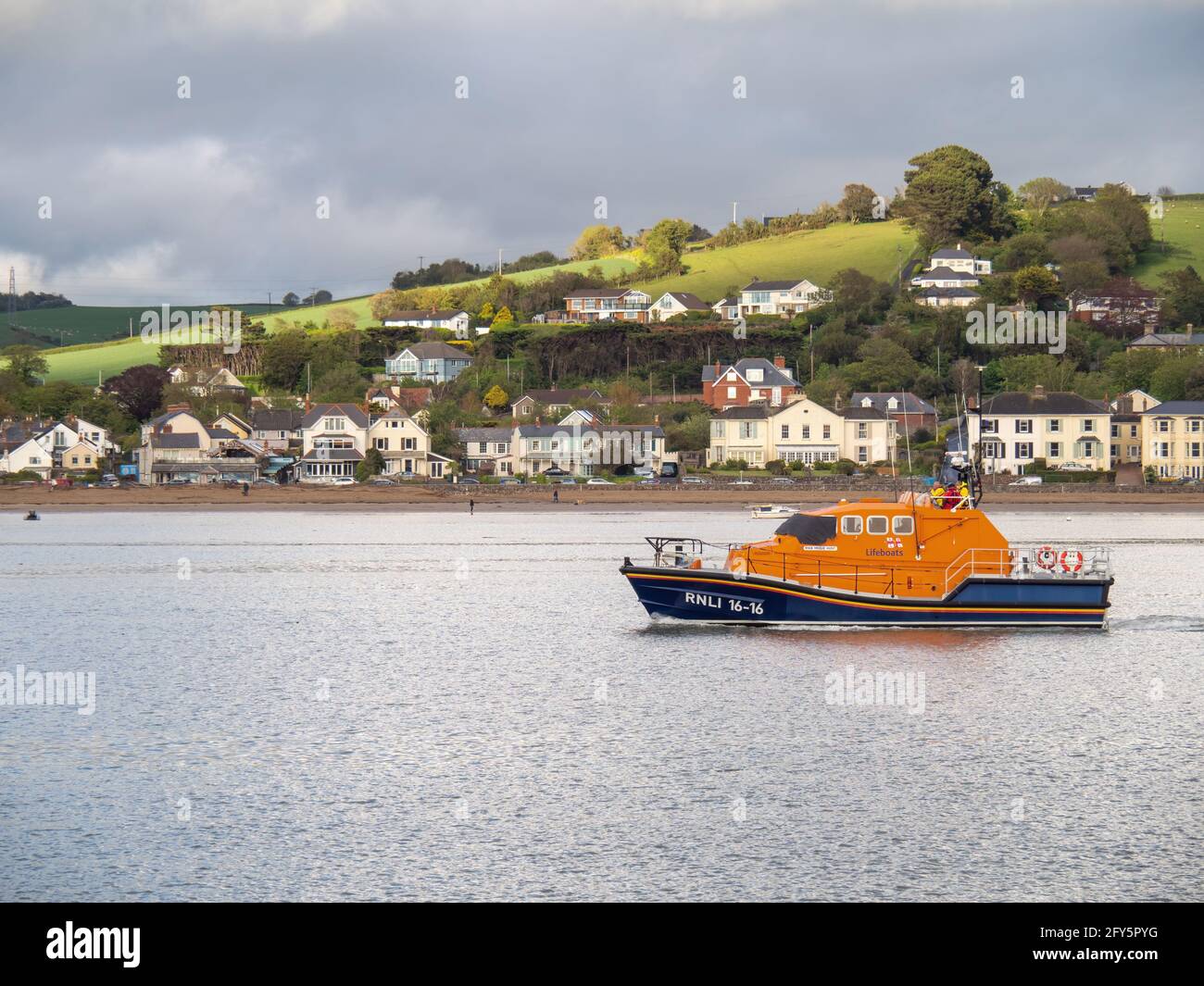 APPLETORE, DEVON, INGHILTERRA - MAGGIO 25 2021: La nave di salvataggio, Royal National Lifeboat Institution si dirige verso il mare. Foto Stock