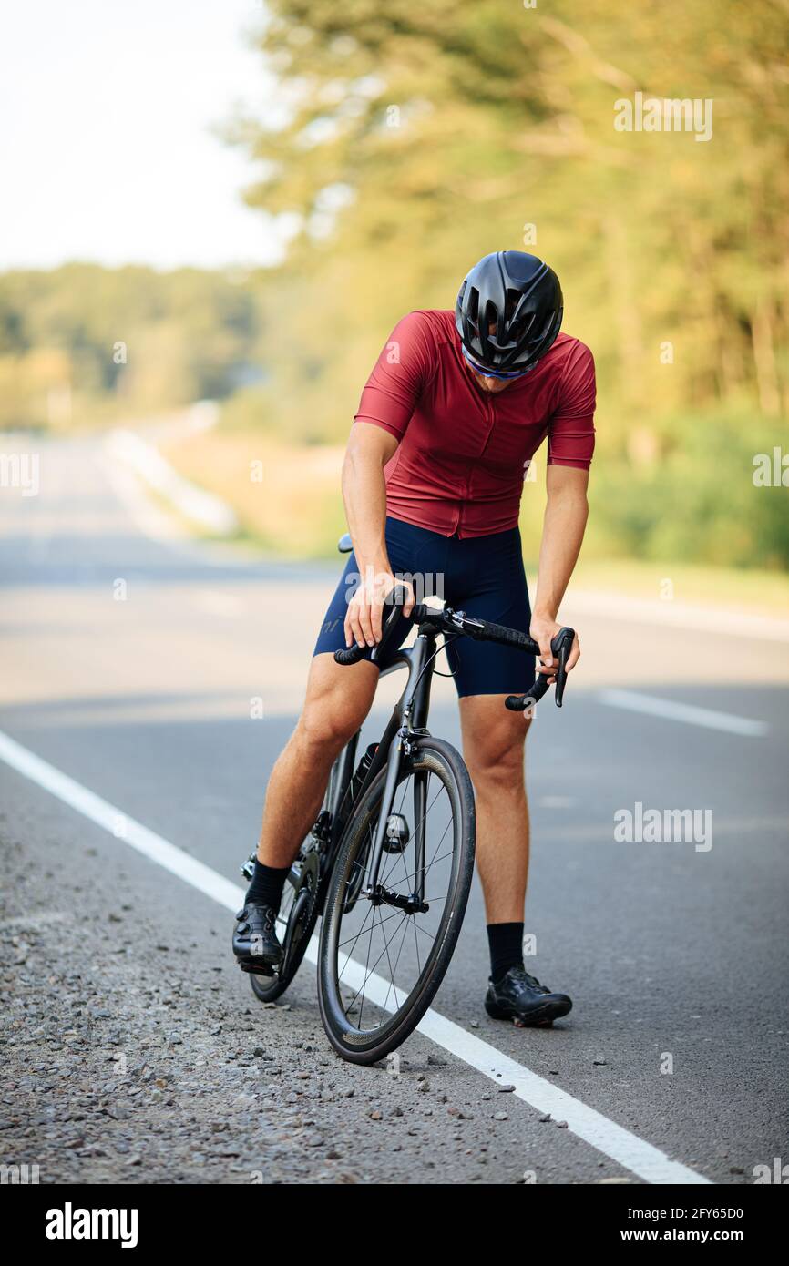 Ciclista con gambe muscolari che si preparano per il giro mattutino Foto Stock