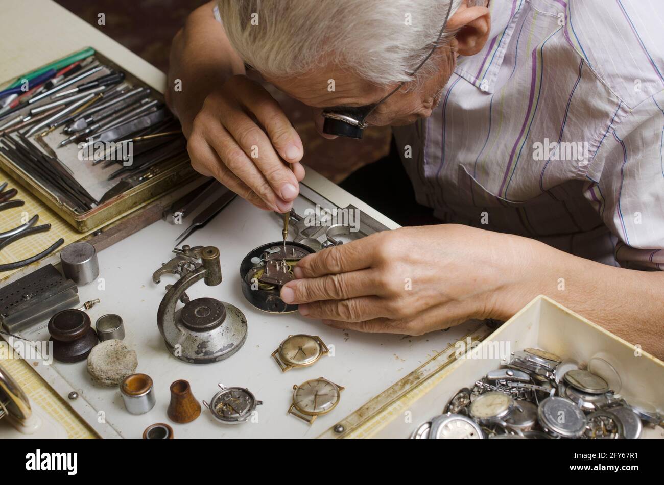 un minuscolo lubrificatore sul banco dell orologiaio