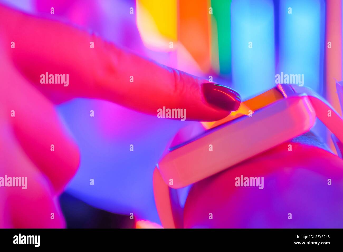 Primo piano: Donna che utilizza un orologio intelligente bianco indossabile durante la mostra interattiva Foto Stock