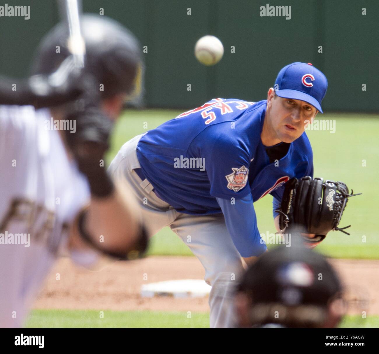 Il lanciatore di partenza di Chicago Cubs Kyle Hendricks (28) getta nel primo inning contro i pirati di Pittsburgh al PNC Park giovedì 27 maggio 2021 a Pittsburgh. Foto di Archie Carpenter/UPI Foto Stock