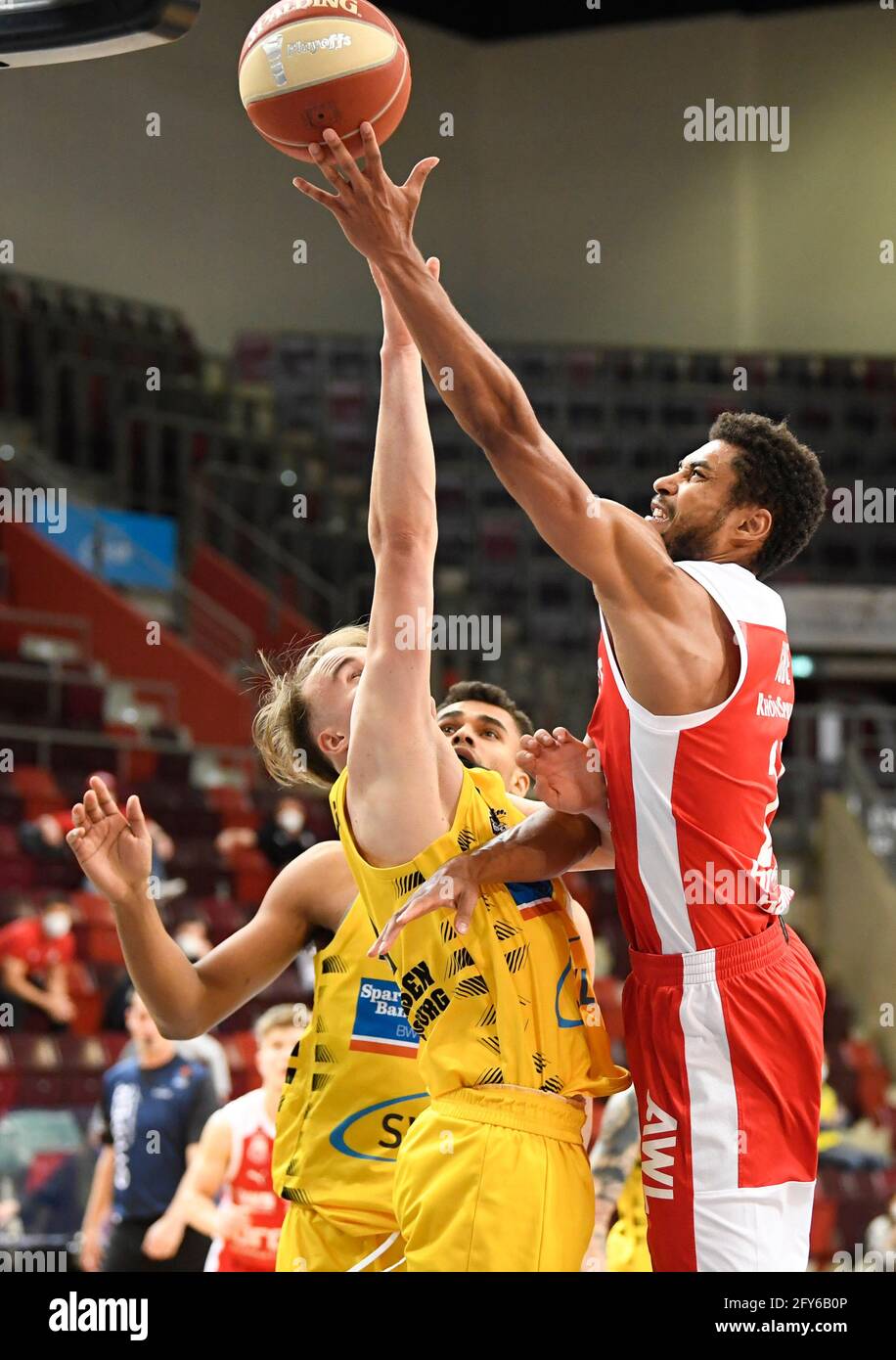 Ludwigsburg, Germania. 27 maggio 2021. Pallacanestro: Bundesliga, MHP Riesen Ludwigsburg - Brose Bamberg, Championship Round, quarti di finale, giorno 5: Lukas Herzog di Ludwigsburg (L) difende contro Kenneth Ogbe di Bamberga. Credit: Thomas Kienzle/dpa/Alamy Live News Foto Stock