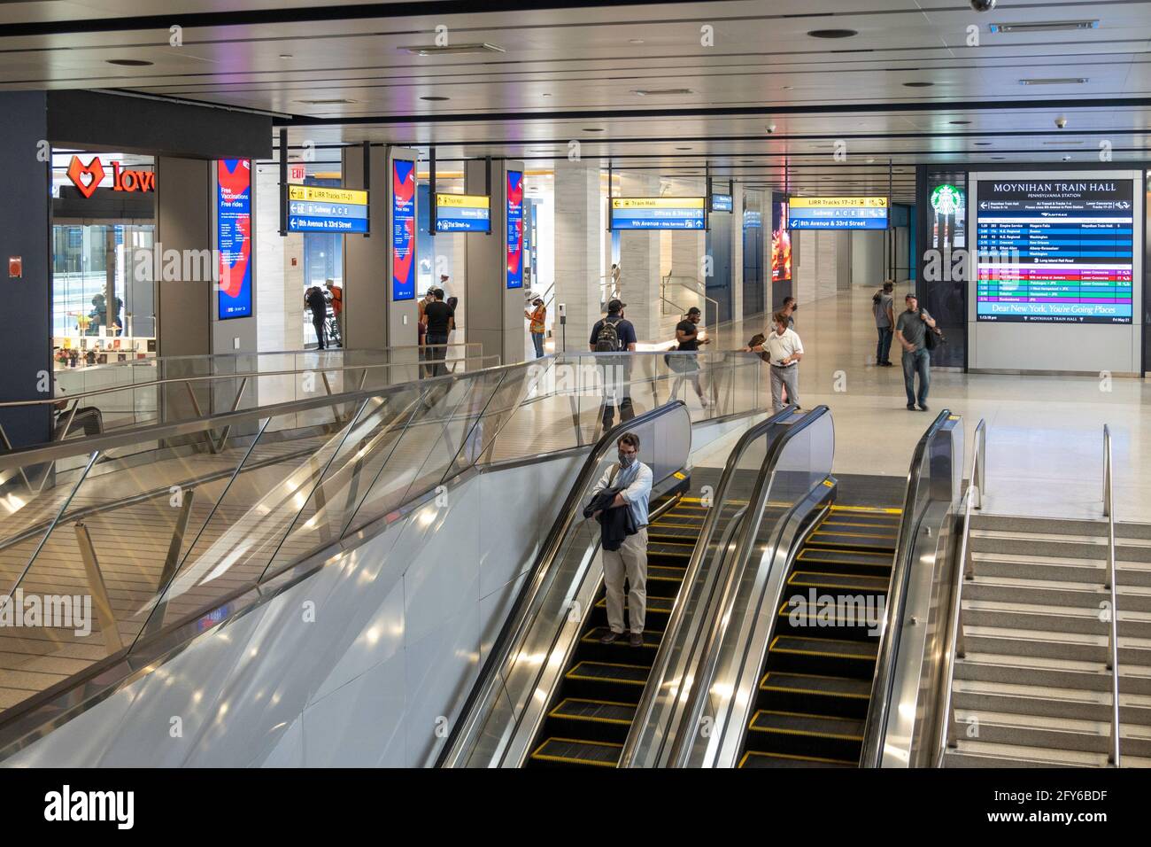 Il Moynihan Train Hall (MTH) si trova nello storico edificio dell'ufficio postale di James A. Farley, New York City, USA Foto Stock