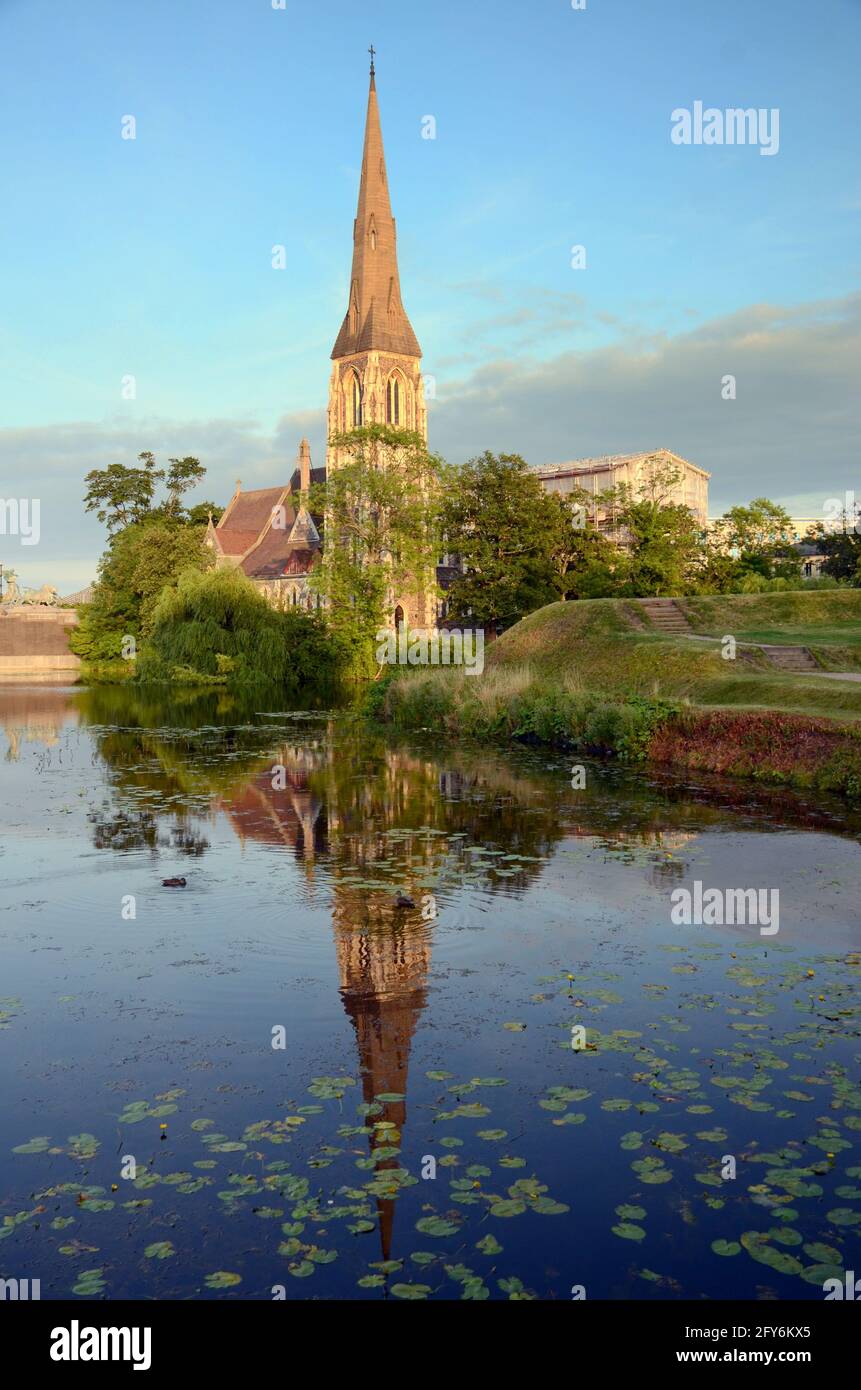 COPENHAGEN, DANIMARCA; VISTA DELLA CHIESA ANGLICANA DI ST ALBAN DAL PONTE DI KASTELLET Foto Stock