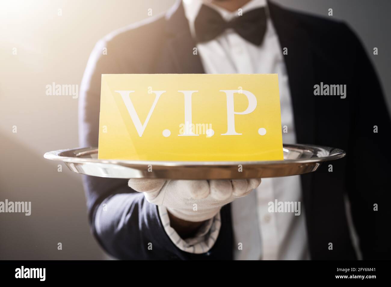 Primo piano del cameriere che mostra il testo VIP sullo striscione Foto Stock