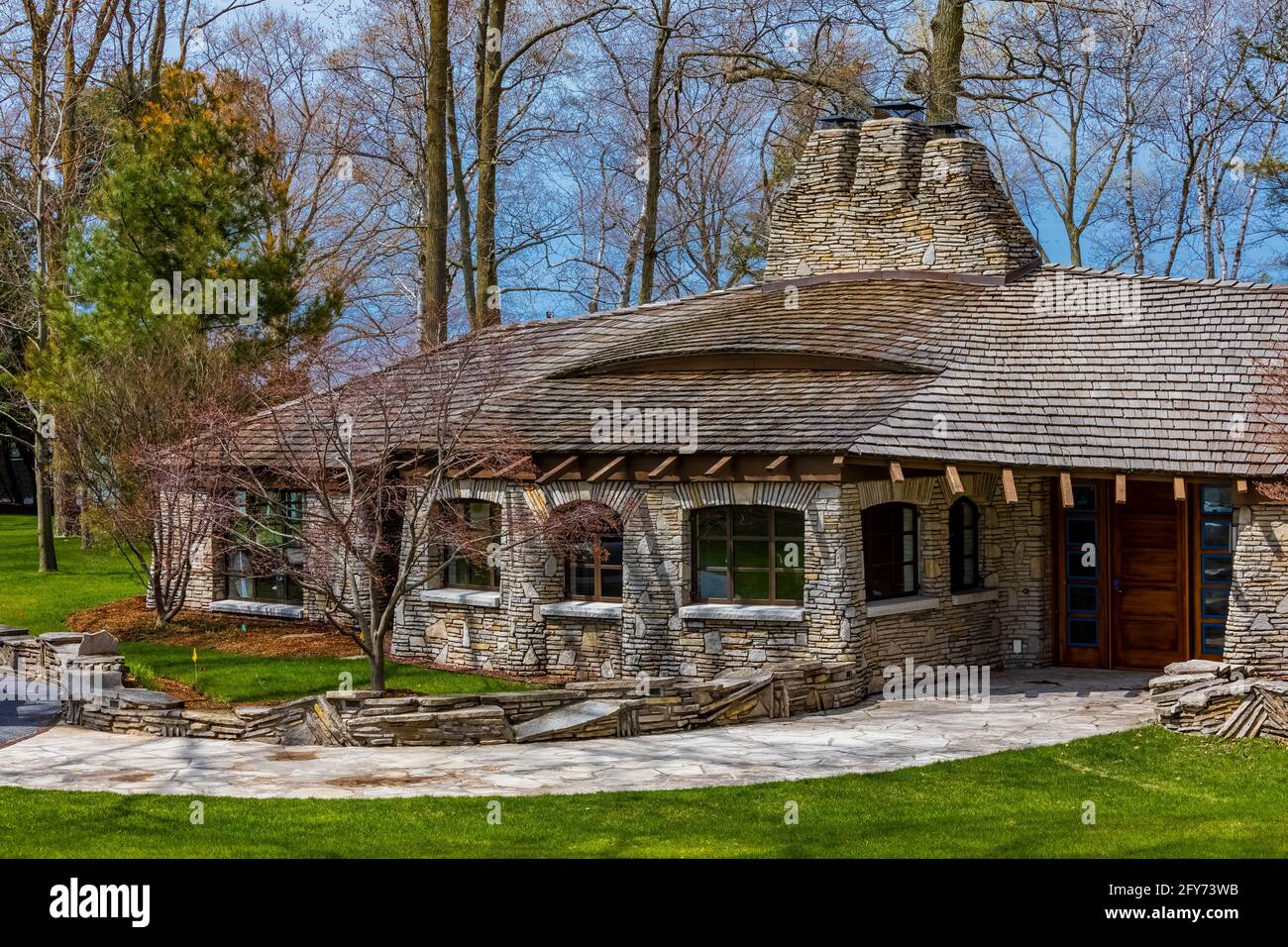 Sucher House, una delle case dei funghi, progettato dall'architetto Earl Young nel 20 ° secolo, Charlevoix, Michigan, Stati Uniti d'America [Nessun rilascio di proprietà; Availa Foto Stock