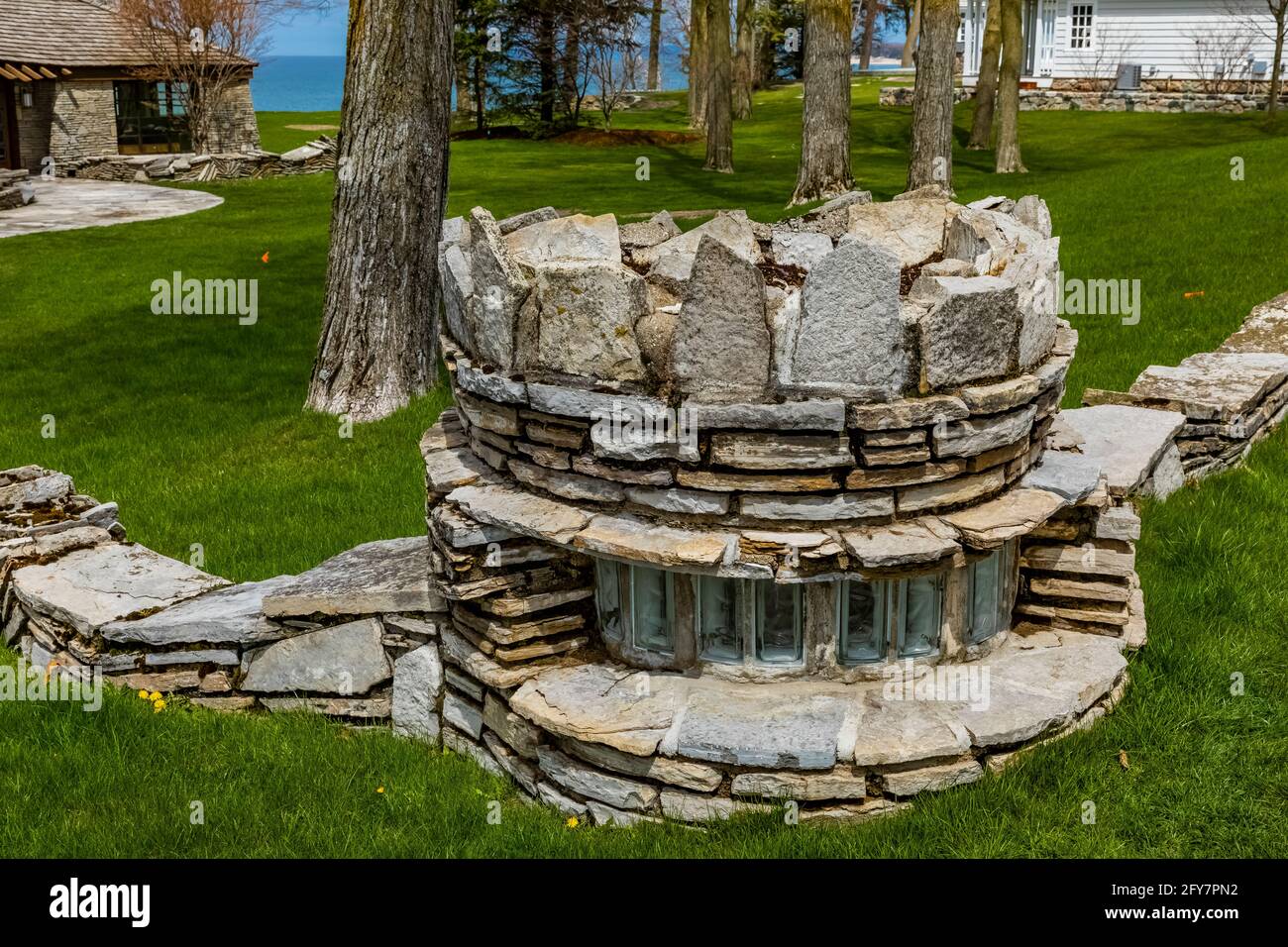 Impianto di illuminazione esterno a Sucher House, una delle case dei funghi, progettato dall'architetto Earl Young nel 20 ° secolo, Charlevoix, Michigan, USA Foto Stock