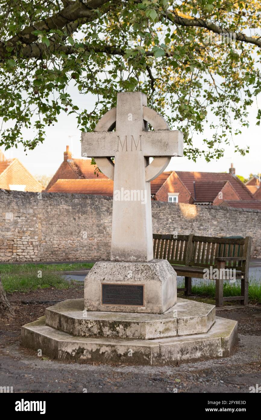 Millenium Stone Cross marcata MM, Sprotbrough, Doncaster, South Yorkshire, Inghilterra, REGNO UNITO Foto Stock
