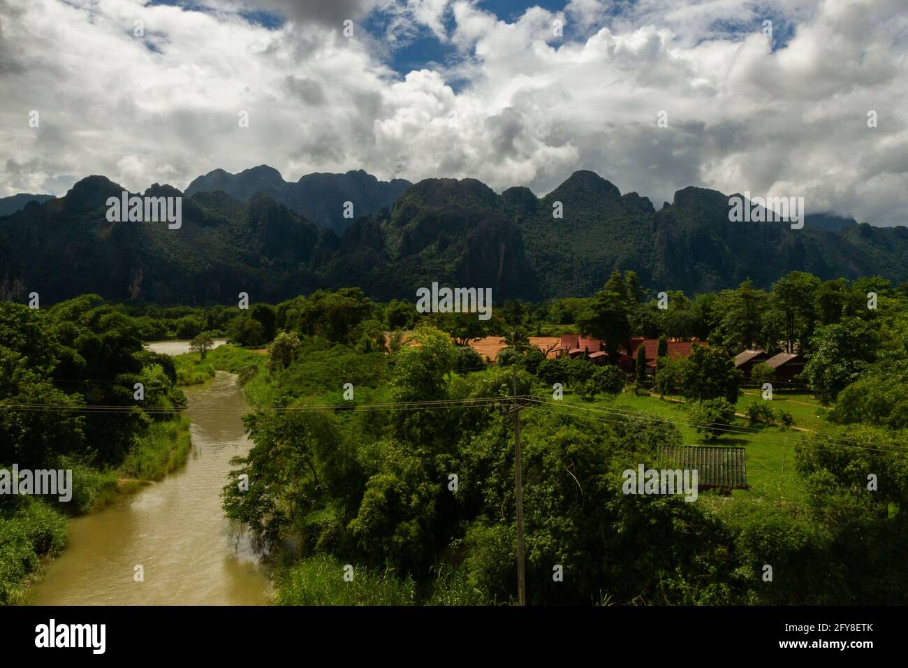 Vang Vieng, Laos - 8 luglio 2016: Affluente allagato del fiume Nam Xong. Foto Stock