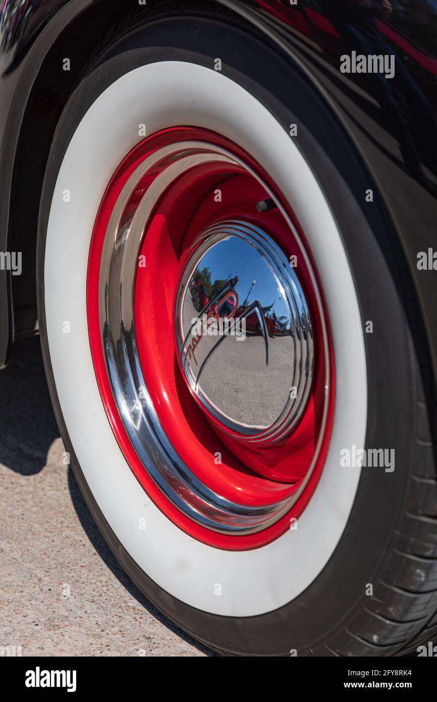 Marble Falls, Texas, Stati Uniti. 10 aprile 2021. Pneumatico da parete bianca e coprimozzo cromato su una Chevrolet vintage. Foto Stock