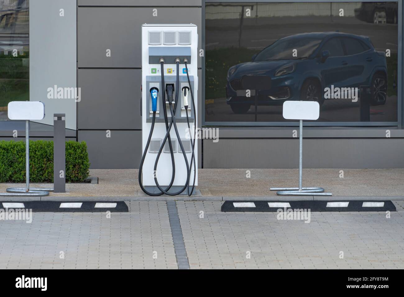 Stazione di ricarica pubblica per auto elettriche in un parcheggio Foto Stock
